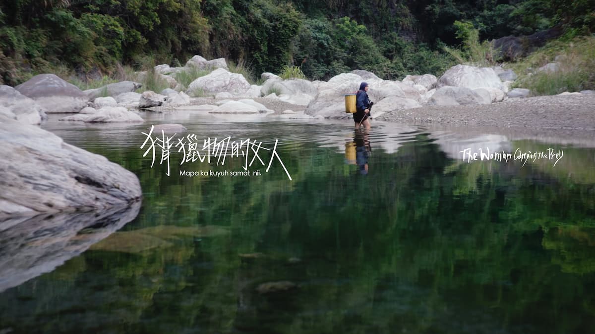 揹獵物的女人